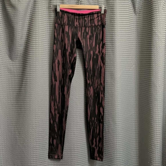 🦄 Lululemon Wunder Under Pants 4 Bordeaux Animal Print Pattern Leggings Rare - Picture 1 of 5